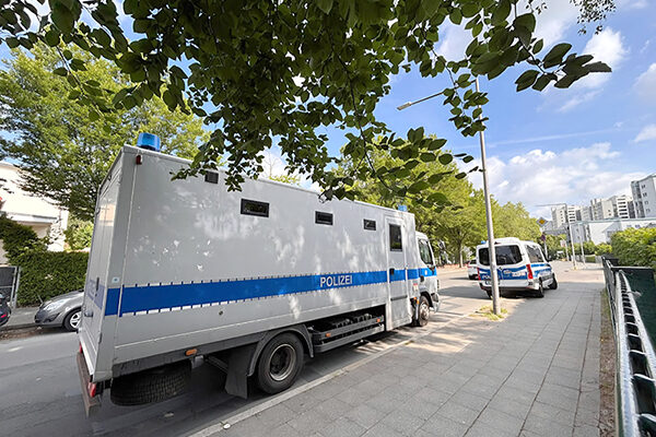 Grosses Polizeiauto